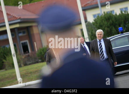 Le ministre allemand des affaires étrangères, Frank-Walter Steinmeier (R) arrive à la section militaire de l'aéroport de Tegel avant son départ de France à Berlin, Allemagne, 22 septembre 2008. Steinmeier sera présent à la 63e assemblée générale de l'Organisation des Nations Unies à New York. Il prononcera un discours devant l'Organisation des Nations Unies au cours de l'ONU débat général le vendredi 26 septembre. Photo : Arno Burgi Banque D'Images