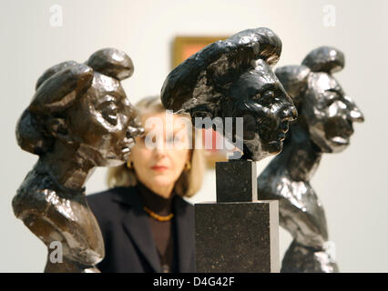 Un visiteur d'un essai sur l'exposition Matisse - "Les yeux des personnes modèles masques sculptures de bronze par l'artiste français Henri Matisse (1869-1854) à la galerie d'État à Stuttgart, Allemagne, 25 septembre 2008. Un total de 110 œuvres de Matisse sera présentée du 27 septembre au 11 janvier 2009. Photo : BERND WEISSBROD Banque D'Images