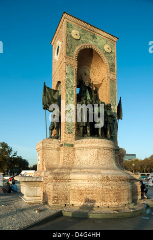 La Turquie, Istanbul, Beyoglu, Taksim-Platz Verkehrsknotenpunkt europüischen, im Istanbuls Teil mit dem Denkmal der Republik. Banque D'Images