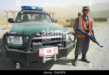 La Police nationale afghane (PNA) membres debout à côté d'une jeep à leur camp d'entraînement en Feisabad, Afghanistan, 29 septembre 2008. Des policiers militaires de la Bundeswehr allemande contingent de l'ISAF prend en charge la formation des forces de police nationales afghanes. Photo : MAURIZIO GAMBARINI Banque D'Images