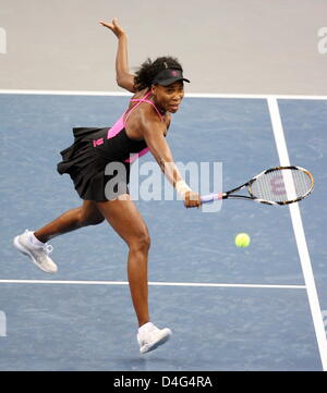 Venus Williams (USA) vu en action lors de son match de double avec sa sœur Serena (non représenté) contre Daniela Hantuchova (SVK) et Agnes Szavay (HUN) à la Porsche Tennis Grand Prix à Stade Porsche à Stuttgart, Allemagne, 29 septembre 2008. Photo : BERND WEISSBROD Banque D'Images