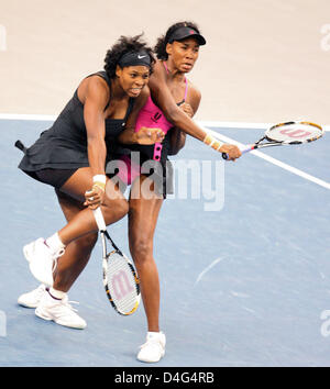 Vénus (R) et Serena (L) Williams (USA) vu en action lors de leur match de double contre Daniela Hantuchova (SVK) et Agnes Szavay (HUN) à la Porsche Tennis Grand Prix à Stade Porsche à Stuttgart, Allemagne, 29 septembre 2008. Photo : BERND WEISSBROD Banque D'Images