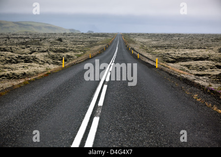 Autoroute à travers l'Islande paysage à jour brumeux. Plan horizontal Banque D'Images