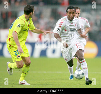 FC Bayern Munich's Ze Roberto du Brésil (R) et Anthony Reveillere Lyon' vu en action lors de la Ligue des Champions match FC Bayern Munich vs Olympique Lyon au stade Allianz Arena à Munich, Allemagne, 30 septembre 2008. Le match à égalité 1-1. Photo : Tobias Hase Banque D'Images
