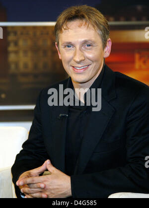 La chanteuse belge Helmut Lotti sourire après l'enregistrement de l'émission 'Johannes B. Kerner" à Hambourg, Allemagne, 01 octobre 2008. Canal de télévision ZDF diffusera le spectacle le 01 octobre 2008. Photo : Sebastian Widmann Banque D'Images