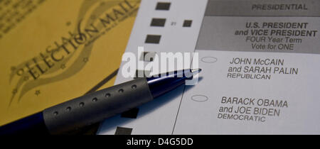 Un stylo est prêt pour l'élection présidentielle américaine vote à Berlin, Allemagne, 02 octobre 2008. Les documents de vote ont été envoyés aux citoyens américains vivant en Allemagne pour voter par bulletin de vote. Les personnes ayant droit de vote doivent s'inscrire dans chacun de nous, l'état interne de l'informe un porte-parole de l'ambassade des États-Unis à l'Allemagne le 02 octobre. Photo : ARNO BURGI Banque D'Images