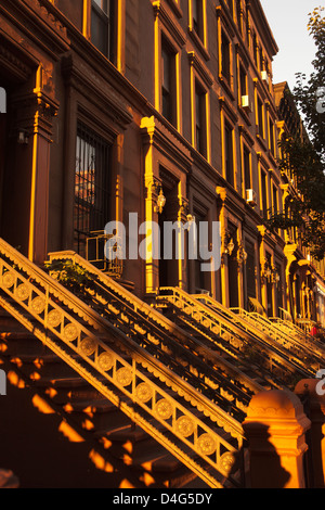 Rangées de maisons BROWNSTONE CENT VINGT SIXIÈME RUE HARLEM MANHATTAN NEW YORK USA Banque D'Images