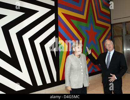 Ambassadeur des États-Unis en Allemagne William R. Timken (R) se félicite de la Chancelière Merkel Angfela (L) à la nouvelle ambassade des États-Unis pour l'Allemagne à Berlin, Allemagne, 04 juillet 2008. Après près de 70 ans l'ambassade des États-Unis est retourné à son ancien emplacement à côté de la porte de Brandebourg. Quelque 4 500 invités étaient attendus à la cérémonie à la veille de la Journée de l'indépendance US. Photo : Herbert Knosow Banque D'Images