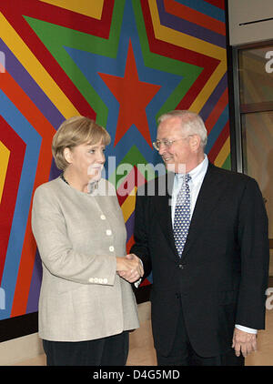 Ambassadeur des États-Unis en Allemagne William R. Timken (R) se félicite de la Chancelière Merkel Angfela (L) à la nouvelle ambassade des États-Unis pour l'Allemagne à Berlin, Allemagne, 04 juillet 2008. Après près de 70 ans l'ambassade des États-Unis est retourné à son ancien emplacement à côté de la porte de Brandebourg. Quelque 4 500 invités étaient attendus à la cérémonie à la veille de la Journée de l'indépendance US. Photo : Herbert Knosow Banque D'Images