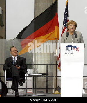 L'ancien président américain George Bush sen. (L) est à l'écoute de la Chancelière allemande Angela Merkel (R) un discours à l'inauguration de l'ambassade des États-Unis à l'Allemagne à Berlin, Allemagne, 04 juillet 2008. Après près de 70 ans l'ambassade des États-Unis est retourné à son ancien emplacement à côté de la porte de Brandebourg. Quelque 4 500 invités étaient attendus à la cérémonie à la veille de nous Ind Banque D'Images