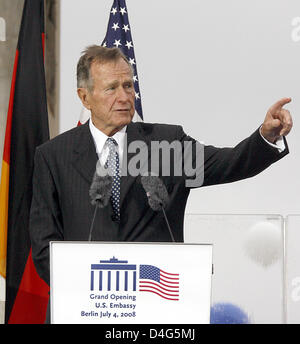 L'ancien président américain George Bush sen. prononce un discours à l'inauguration de l'ambassade des États-Unis à l'Allemagne à Berlin, Allemagne, 04 juillet 2008. Après près de 70 ans l'ambassade des États-Unis est retourné à son ancien emplacement à côté de la porte de Brandebourg. Quelque 4 500 invités étaient attendus à la cérémonie à la veille de la Journée de l'indépendance US. Photo : Wolfgang Kumm Banque D'Images