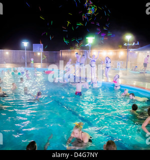 Les personnes bénéficiant d'un bain d'hiver au cours de l'hiver fête des lumières, Reykjavik, Islande Banque D'Images