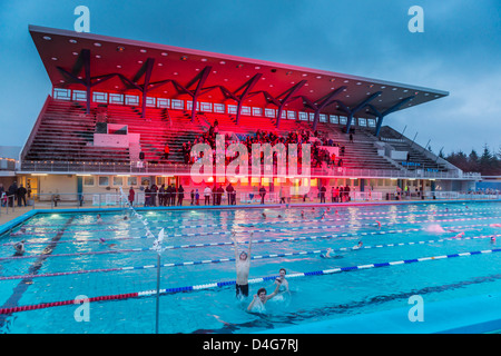 Les personnes bénéficiant d'un bain d'hiver au cours de l'hiver fête des lumières, Reykjavik, Islande Banque D'Images