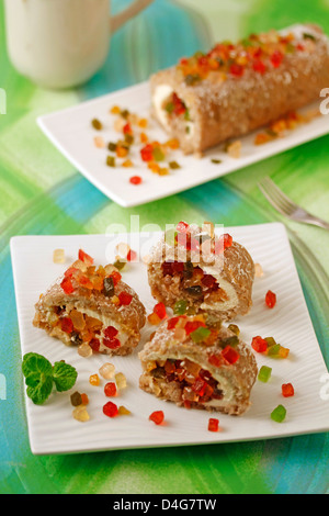 Rouleau de bananes avec du fromage et des fruits confits. Recette disponible. Banque D'Images