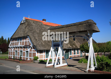 Altes Land, vieux pays, Neuenkirchen à fleuve Luehe, traditionnelle chaumière avec portique traditionnel Banque D'Images