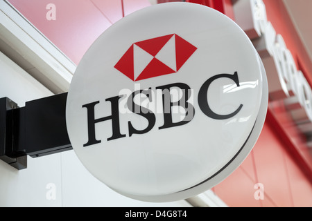 Une vue générale de l'extérieur d'un logo HSBC (Hong Kong Shanghai Banking Corporation) en direction de Basingstoke, Hampshire. Banque D'Images