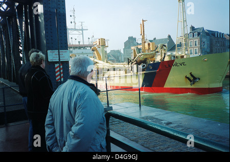 Navire quittant dock, route fermée,pont tournant, Dieppe, Normandie France Banque D'Images