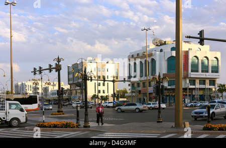 Vue sur la rue d'Al Ain, Abou Dhabi, Émirats Arabes Unis Banque D'Images