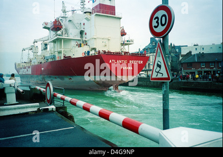 Navire quittant dock, route fermée,pont tournant, Dieppe, Normandie France Banque D'Images