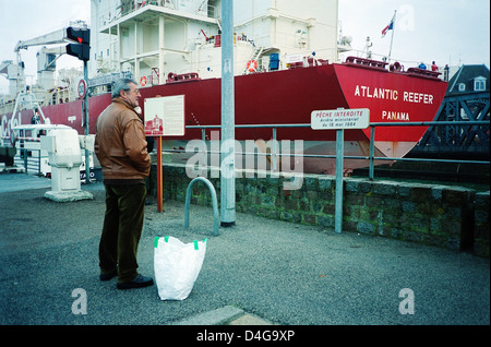 Navire quittant dock, route fermée,pont tournant, Dieppe, Normandie France Banque D'Images