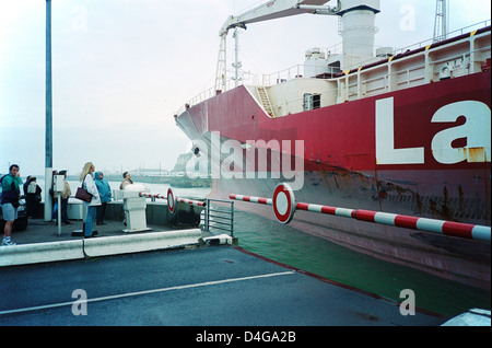 Navire quittant dock, route fermée,pont tournant, Dieppe, Normandie France Banque D'Images