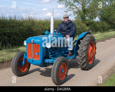 Vintage Fordson Dexta tracteur sur la route tourner à Morton et vapeur Vintage week-end Banque D'Images