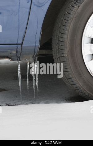 Frozen giboulée icicles illustrant les conditions de conduite dangereuses besoin d'antigel correct car la neige soufflée de gouttes d'eau Banque D'Images