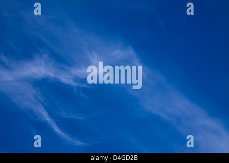 Magnifique Ciel bleu, avec quelques nuages blancs. Banque D'Images