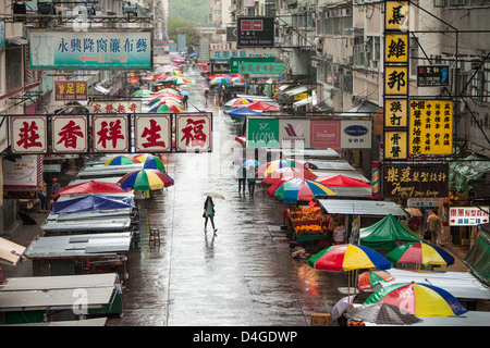 Une longue scène de rue à Kowloon, Hong Kong, Chine en début d'après-midi. Banque D'Images