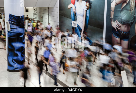 Les navetteurs à l'heure de pointe dans la gare Centrale du métro de Hong Kong. (MTR) Banque D'Images