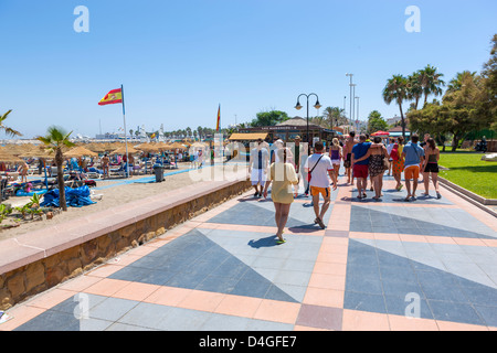 Promenade à Benalmadena, Costa del Sol, Andalousie, Espagne, Europe. Banque D'Images