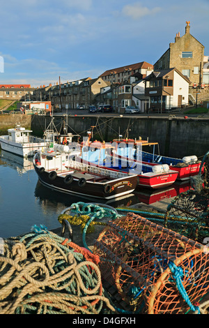 Bateaux dans port, Largs, Angleterre, Royaume-Uni Banque D'Images