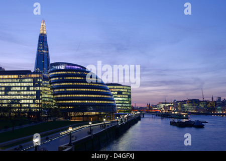 Le fragment et l'Hôtel de ville au crépuscule London UK Banque D'Images