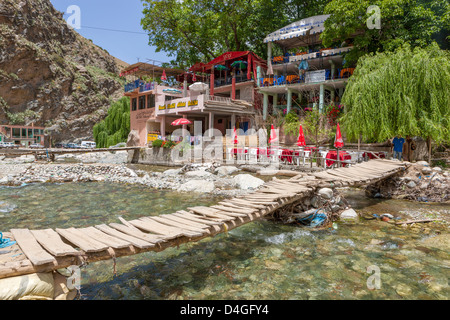 Des chaises et une table dans un restaurant d''un patio donnant sur Mountain Rapids, vallée de l'Ourika, Haut Atlas, Maroc, Afrique du Nord Banque D'Images