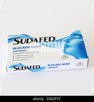 Sachet de Sudafed décongestionnant sur fond blanc Banque D'Images