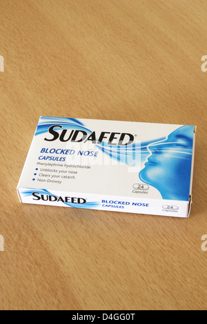 Sachet de décongestionnant Sudafed on a Wooden Background Banque D'Images