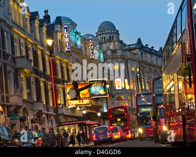 Londres West End Theatreland Theatres pollution de la circulation ULEZ avec bus rouges à Shaftesbury Avenue West End Londres Royaume-Uni Banque D'Images