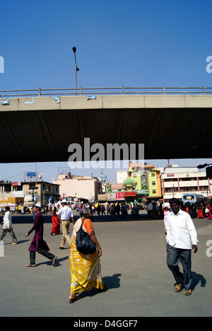 Les gens de Bangalore Bangalore plus occupé sur la route du marché de la ville sous le pont Bridge et à distance des bâtiments Paysage urbain Banque D'Images