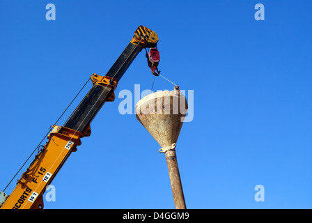 Grue levage énorme morceau de tuyauterie sur un site de construction à Bangalore Inde Banque D'Images