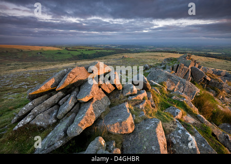 Tôt le matin, la lumière du soleil illumine le massif granitique de Belstone Tor, Dartmoor, dans le Devon. L'automne Banque D'Images