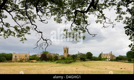 Domaine rural avec vue sur St Michaels Church et Austin House dans les Cotswolds village de Broadway, Worcestershire, Angleterre. Banque D'Images