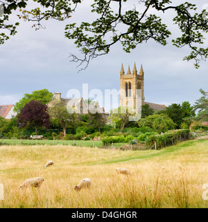 Domaine rural avec vue sur St Michaels Church dans les Cotswolds village de Broadway, Worcestershire, Angleterre. L'été (juillet) 2010. Banque D'Images