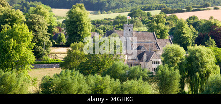 Jolie campagne entourant le village des Cotswolds Swinbrook, Oxfordshire, Angleterre. L'été (juillet) 2010. Banque D'Images