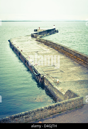 Jetée en béton à Burghead Harbour en Ecosse Banque D'Images