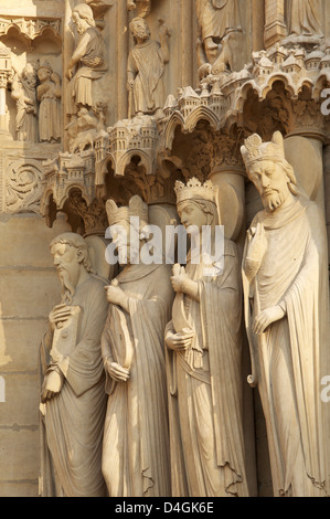 Gothique français. Statues sur la façade ouest de la cathédrale Notre-Dame. Ils représentent Saint Paul, le roi David et Bethsabée, un autre roi. Paris, France. Banque D'Images