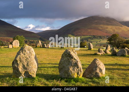 Le cercle de pierres de Castlerigg avec Blencathra montagne derrière, Lake District, Cumbria, Angleterre. L'automne (octobre) 2012. Banque D'Images