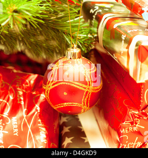 Christmas Tree decorations et gifts Banque D'Images