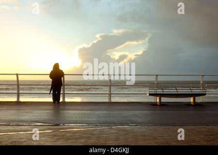 Silhouette d'une personne à la promenade du front de mer à Port Talbot, au Pays de Galles Banque D'Images