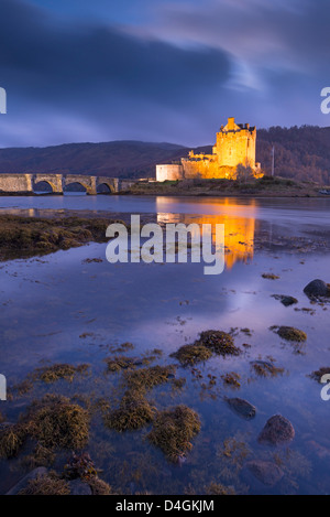 Le Château d'Eilean Donan sur Loch Duich au crépuscule, l'ouest des Highlands, en Écosse. L'automne (novembre) 2012. Banque D'Images