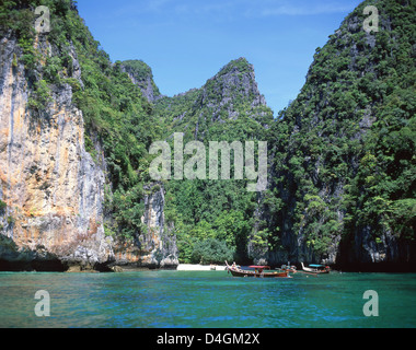 Monolithes de calcaire, Koh Phi Phi Le, les îles Phi Phi, province de Krabi, Thaïlande Banque D'Images